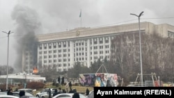 Gradska vijećnica u Almatiju gori. Almati, 5. januara 2022.