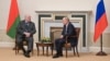 Președintele rus, Vladimir Putin, alături de liderul Belarusului, Aleksandr Lukașenko, în timpul întâlnirii de la Strelna, periferia Sankt Petersburgului, Rusia. Fotografie din 29 decembrie 2021.