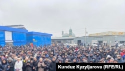 "Дордой" базарында чогулган соодагерлер. 24-декабрь. 2021-жыл