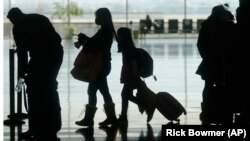 Pasagerii care vor să plece de pe Aeroportul „Henri Coandă” sunt sfătuiți să vină cu 3 ore mai devreme înainte de ora de îmbarcare.