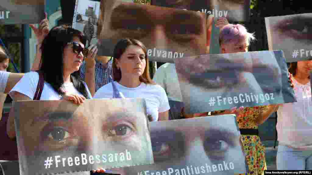 Родственники политзаключенных предлагают среди прочего «организовать международный формат переговоров касательно деоккупации Крыма», «назначить специального представителя ЕС по вопросам оккупированного Крыма и неподконтрольной украинскому правительству части Донецкой и Луганской областей», «требовать от Российской Федерации остановить политические преследования и немедленно освободить граждан Украины, заключенных по политическим мотивам»