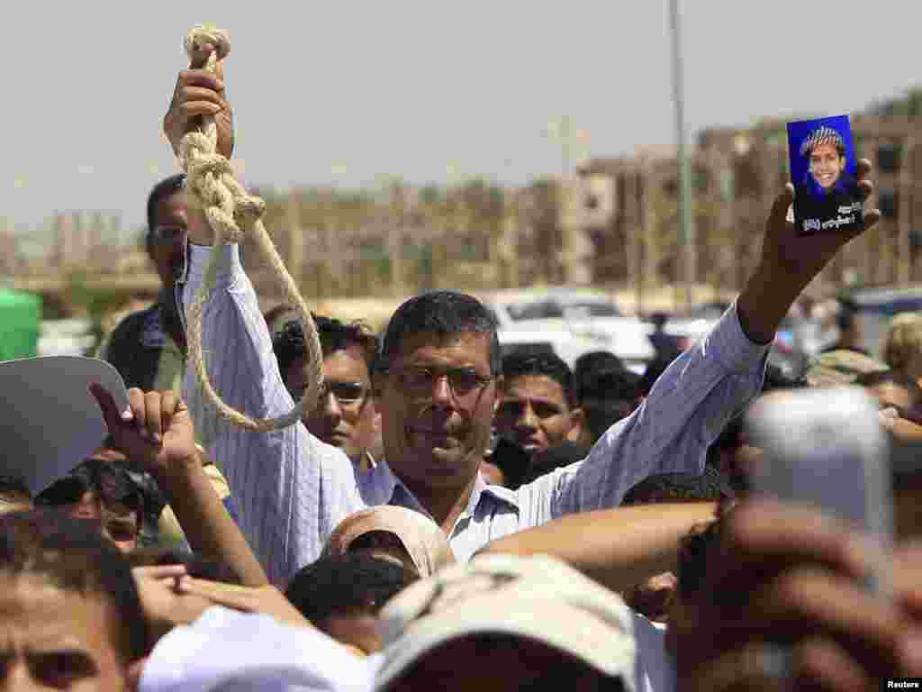 Demonstracije ispred zgrade suda, Kairo, 03.08.2011. Foto: Reuters / Abdallah Dalsh