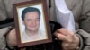 Портрет на Сергей Магнитски в ръцете на майка му Наталия