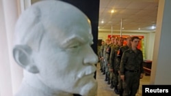 Pripadnici samoproglašene Narodne Republike Lugansk čekaju u redu za glasanje na takozvanom referendumu, u vojnoj jedinici u Lugansku, Ukrajina, 23. septembra 2022.