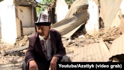 Кыйраган үйүнүн жанында отурган Пайзилла Ысманов. Баткен, Капчыгай айылы. Сентябрь, 2022-жыл. 