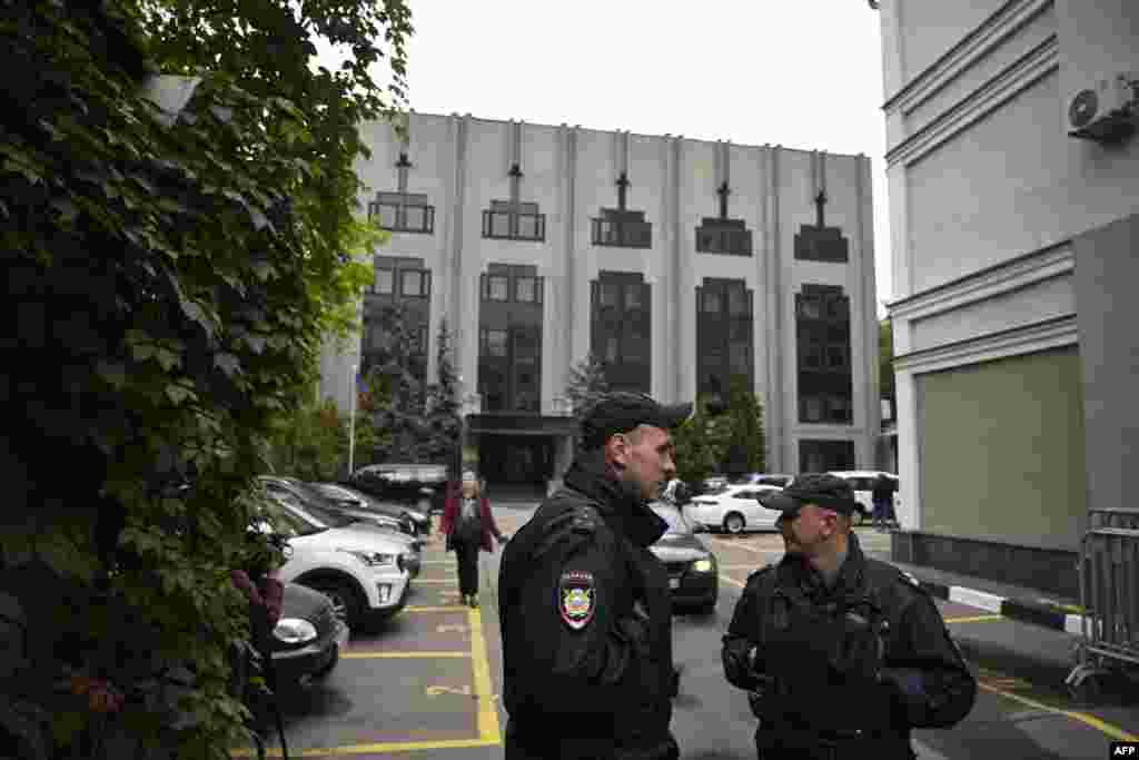 Od početka ruske invazije u februaru, Kremlj je, prema navodima Zapada, deportovao oko 1,6 miliona ukrajinskih izbjeglica u Rusiju, dok je istovremeno prevozio ruske državljane na ukrajinsku teritoriju, u potezu koji je američki državni sekretar Anthony Blinken nazvao &quot;đavolskim&quot;. -&nbsp;na fotografiji: policajci ispred ambasade samoproglašene Narodne Republike Donjeck u kojoj Ukrajinci u Rusiji dolaze da daju svoj glas na montiranom referendumu, Moskva, 23. septembar.
