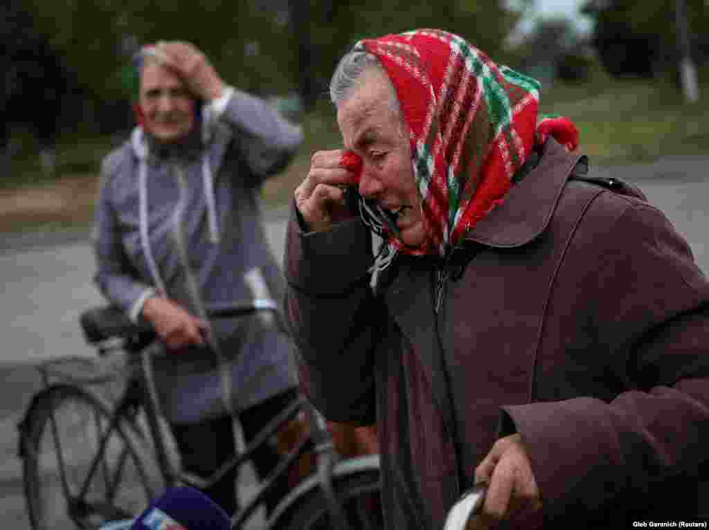 Mještani dok čekaju automobil koji dijeli humanitarnu pomoć u selu Verbivka, koje je također nedavno oslobođeno.