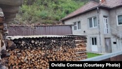 În localităţile neracordate la gaz, procurarea lemnului se face încă de primăvara.