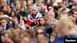 Стотици хиляди посетиха централен Лондон през последните дни, за да поставят цветя през Бъкингамския дворец. В понеделник огромни тълпи се събраха за погребението на обичания монарх.
