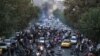 Slika koju je AFP dobio izvan Irana 21. septembra 2022. prikazuje iranske demonstrante koji izlaze na ulice glavnog grada Teherana tokom protesta za Mahsu Amini, nekoliko dana nakon što je umrla u policijskom pritvoru.