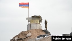 Հայ զինվորը մարտական հենակետում՝ հերթապահության ժամանակ, արխիվ
