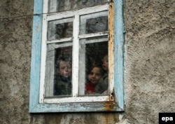 В одному з сіл на лінії розмежування. Березень 2016 року