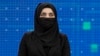 Thamina Usmani, crainică la televiziunea Tolo News din Afganistan, prezintă știrile cu fața acoperită. (fotografie de arhivă).