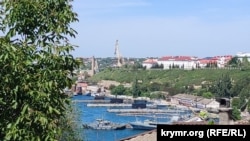 Два підводні човни проєкту «Варшав’янка» у Південній бухті Севастополя, 21 травня 2022 року