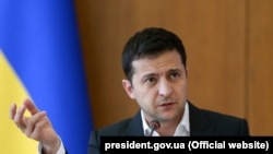«Здається очевидним, що президентське рішення зовсім не відповідає міжнародно-правовим стандартам щодо свободи вираження поглядів та засобів масової інформації», – сказав Рікардо Ґутьєррес, генеральний секретар Європейської федерації журналістів