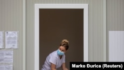 Medicinska sestra na Institutu "Torlak" u Beogradu
