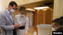 Сириянын президенти Башар Асад жана анын жубайы Асма парламенттик шайлоодо добуш берүүдө. Дамаск шаары. 2020-жылдын 19-июлу.