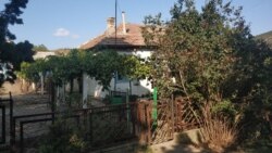 Старый дом покрыт французской черепицей