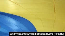 Представники українських патріотичних організацій розгорнули великий український прапор на Михайлівській площі, 23 серпня 2010 року