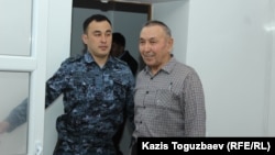 Подсудимый 68-летний Болатхан Жунусов (справа) в суде, где его обвиняют в «участии» в деятельности запрещенного судом объединения. Талдыкорган, 16 сентября 2019 года.