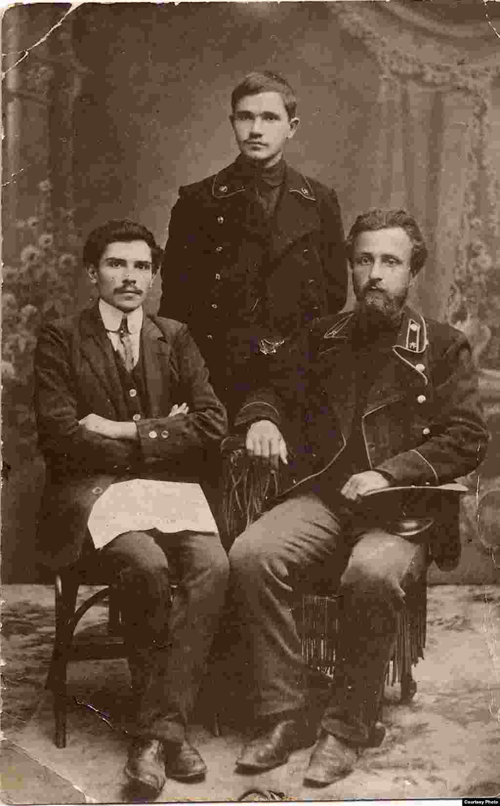 Хведар Чарнышэвіч, Максім Гарэцкі (стаіць) і Лявон Гмырак. 1913 г. З фондаў БДАМЛМ