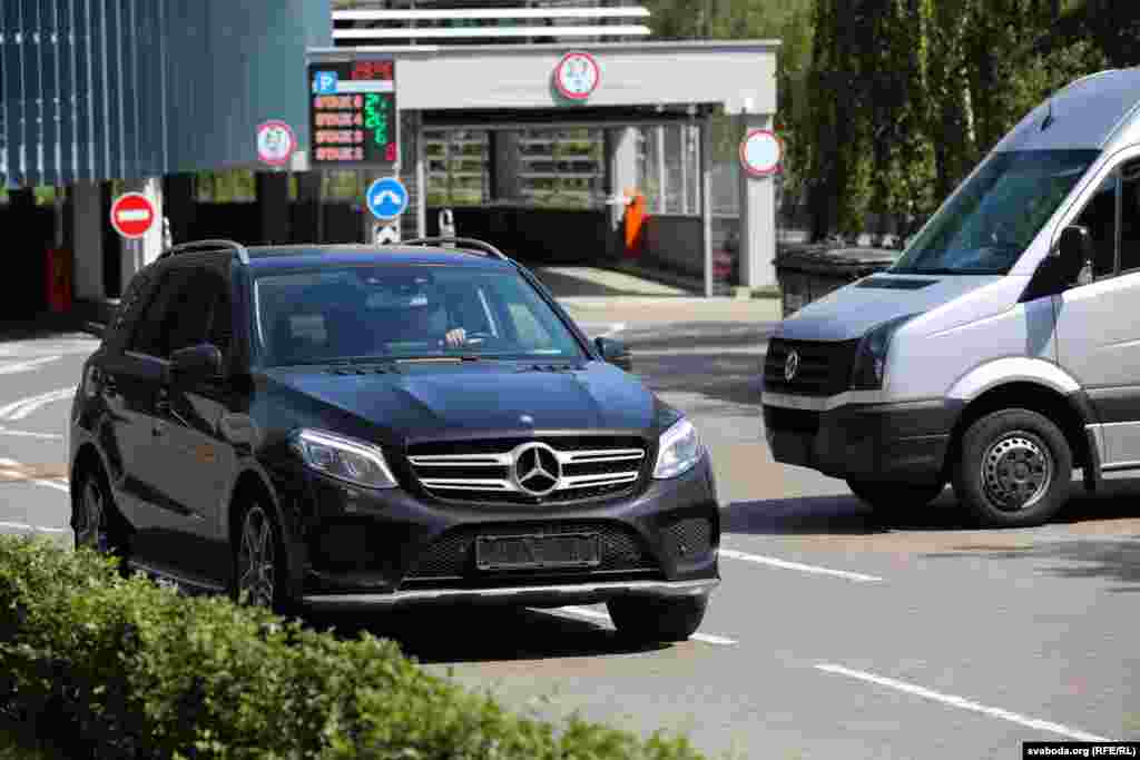 Паралельна зь ператрусам у «Белгазпрамбанку» ідзе ператрус у кампаніі «ПрыватЛізінг», якую Аляксандар Лукашэнка зьвязаў з альтэрнатыўным прэтэндэнтам у прэзыдэнты. Туды прыехалі каля 10 супрацоўнікаў ДФР