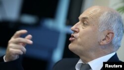 Valentin Inzko (Incko)za RSE kaže i kako smatra da je međunarodna zajednica „prerano domaćim političarima prepustila kormilo“.