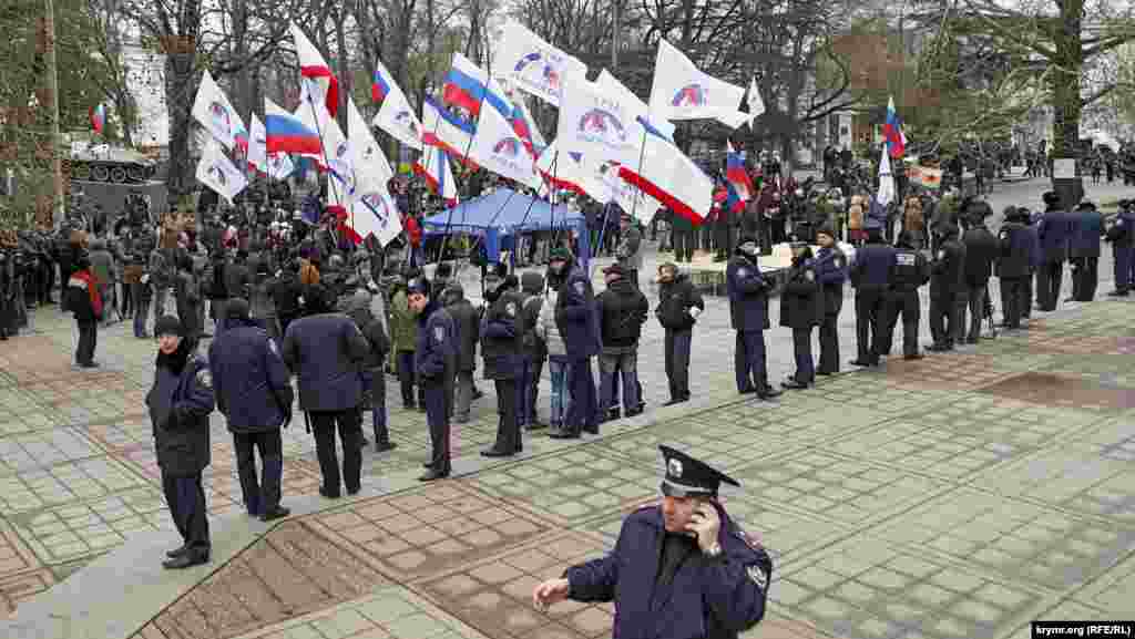 Не менее пристально стали смотреть на снимающих журналистов милиционеры, до этого почти не обращавшие на объективы внимания.