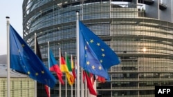 Evropske zastave u blizini zgrade Evropskog parlamenta u Strazburu