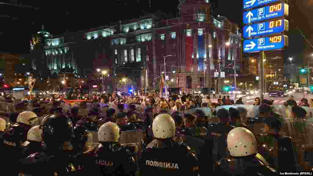 Paraleleno sa Prajdom u centru Beograda održavao se protest desno orijentisanih organizacija pod nazivom 'Antiglobalistički skup'. Na tom protestu, usmerenom protiv COVID-19 propusnica u Srbiji, mogle su se čuti uvrede na račun LGBTI+ osoba i zapaljena je LGBTI+ zastava. Policija je sprečila da učesnici tog skupa priđu Prajdu. 
