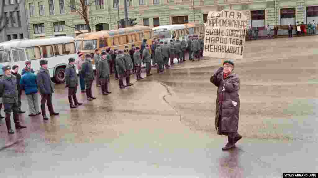 Žena protestuje 13. januara 1991. protiv zauzimanja TV tornja u Vilnius od strane sovjetskih trupa. Litvanija je proglasila nezavisnost od Sovjetskog Saveza deset meseci ranije. Taj dan je postao poznat kao Krvava nedjelja, kada je 14 Litvanaca ubijeno i više od 1.000 povrijeđenih koji su branili grad od sovjetskih snaga.