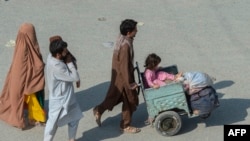 په تورخم کې یوه افغانه کورنۍ له پاکستانه افغانستان ته د ستنېدو پر مهال - انځور له ارشیفه