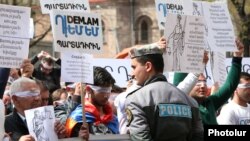 Պարտադիր կուտակայինի դեմ բողոքի ցույց Երևանում, մարտ, 2014թ․