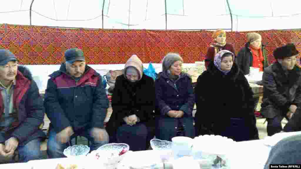 Житель села Шетпе Сегизбай Анес, далее сидят Торехан Турганбаев, Алтын Кошерова, Раушан Алибаева, Рая Юсупова, чьи дети погибли от пуль во время разгона демонстрации, житель села Жармыш Жанибек Толегенов. 