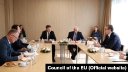 Premijer Albin Kurti (levo) sa predsednikom Srbije Aleksandrom Vučićem (desno) na sastanku u okviru dijaloga o normalizaciji odnosa pod pokroviteljstvom Brisela 15. juni 2021.