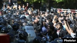 Сутички між правоохоронцями й демонстрантами у Єревані, Вірменія, 16 квітня 2018 року