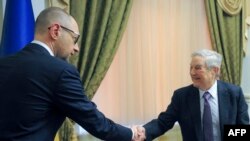 Ukraynanın baş naziri Arseniy Yatsenyk (solda) George Soros-la görüşür, mart, 2015-ci il
