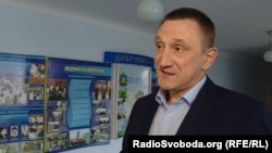 Андрій Аксьонов не зміг вийти до трибуни для складання присяги через те, що її заблокували представники опозиційних фракцій і позафракційні депутати, й оголошував її з місця