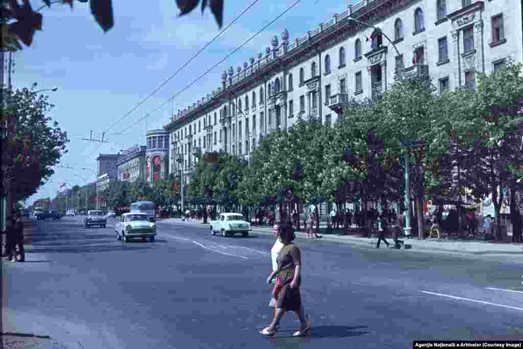Bulevardul Ștefan cel Mare este principala arteră a orașului încă din prima jumătate a secolului al XIX-lea. Până în prezent, bulevardul a avut șase nume, printre care: st. Millionnaia, st. Aleksandrovskaia, bulevardul Alexandru cel Bun, bulevardul Carol al II-lea, bulevardul Lenin, iar din 1991 până în prezent poartă numele Bulevardul Ștefan cel Mare și Sfânt. 