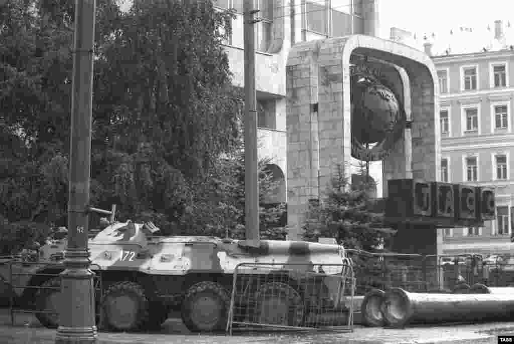 A military vehicle outside the TASS headquarters in Moscow in August 1991 during the attempted coup to unseat Soviet President Mikhail Gorbachev. 