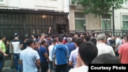 Россиядаги Ўзбекистон элчихонаси биноси олдида навбатда турган ўзбекистонликлар