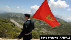 Vojnik sa crnogorskom zastavom