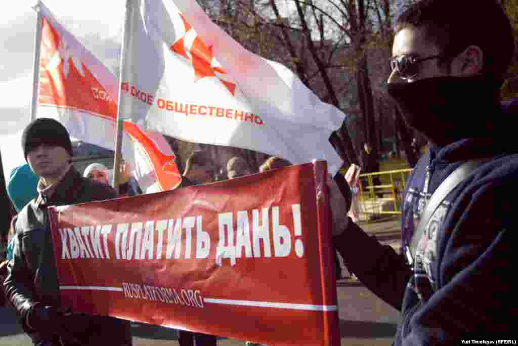 Главные лозунги - "Хватит кормить Кавказ!", "Хватит платить дань"...
