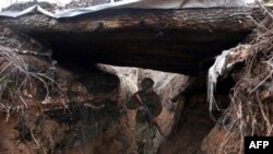 Ուկրաինացի զինծառայողը Դոնեցկի շրջանի Ավդեևկա գյուղից ոչ հեռու գտնվող հենակետում, 5 ապրիլի, 2021թ.

