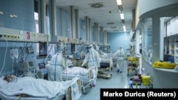 „Epidemija svakodnevno obara crne rekorde u Srbiji. Poslednje brojke su izuzetno zabrinjavajuće", navodi za Radio Slobodna Evropa Mirsad Đerlek, državni sekretar u Ministarstvu zdravlja (na fotografiji COVID bolnica u Zemunu, novembar 2020)
