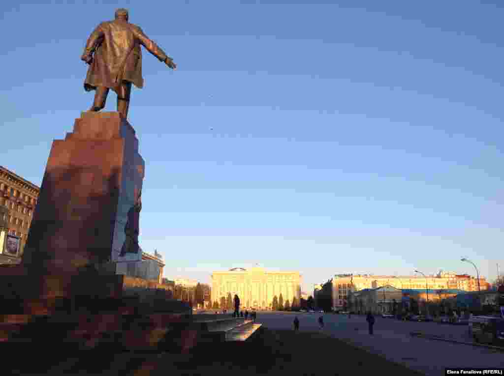 Памятник Ленину в апреле этого года. Монумент общей высотой более 20 метров был открыт в 1963 году