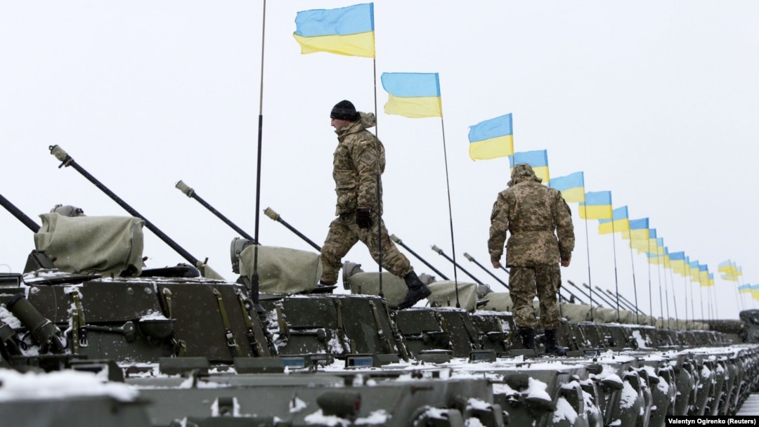 Ілюстраційне фото. Українські військовослужбовці під час церемонії передачі армії зброї, військової техніки та літаків на військовому аеродромі під Житомиром, 5 січня 2015 року