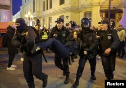 Arestarea unei tinere protestatare, 21 septembrie 2022