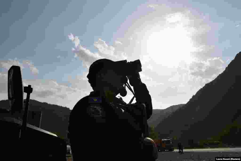 Pripadnik specijalne jedinice Policije Kosova, Jarinje, na severu Kosova. (27. septembar 2021.)