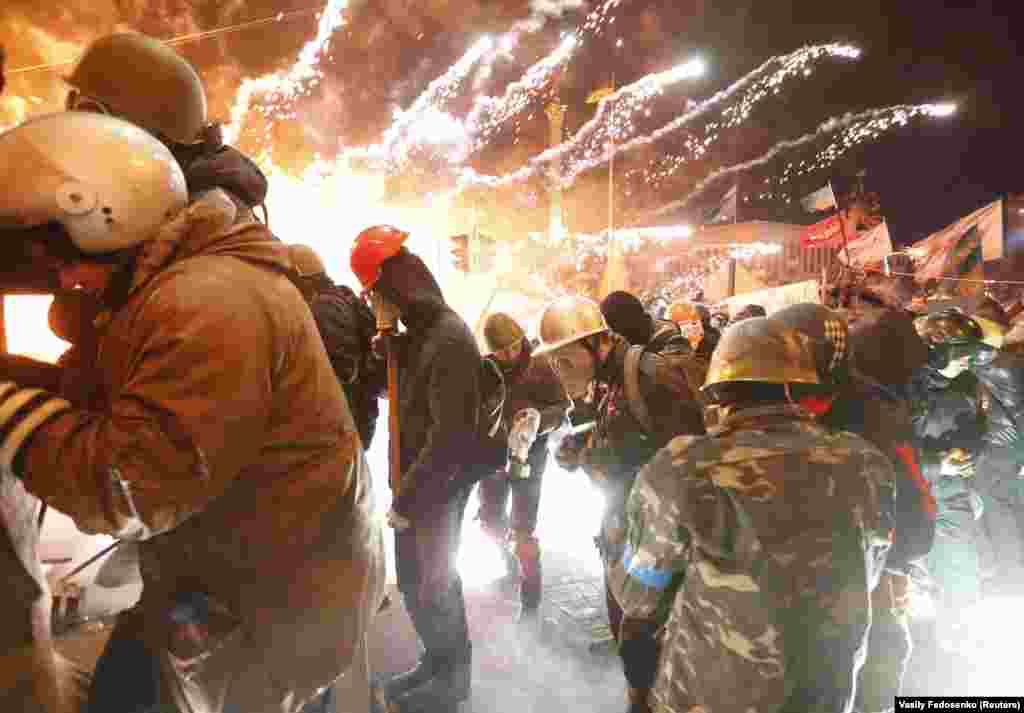 На 18 лютага 2014 году быў заплянаваны так званы «мірны наступ на Раду». У гэты дзень у парлямэнце плянавалі разгледзець зьмены ў Канстытуцыю – вяртаньне да рэдакцыі 2004 году, якая надзяляла вялікімі паўнамоцтвамі парлямэнт. Аднак сьпікер Уладзімір Рыбак адклаў разгляд пытаньня. Калёна пратэстоўцаў пайшла з плошчы Незалежнасьці ў бок Вярхоўнай Рады. Пачаліся сутыкненьні зь сілавікамі. Зьявіліся паведамленьні аб загінулых